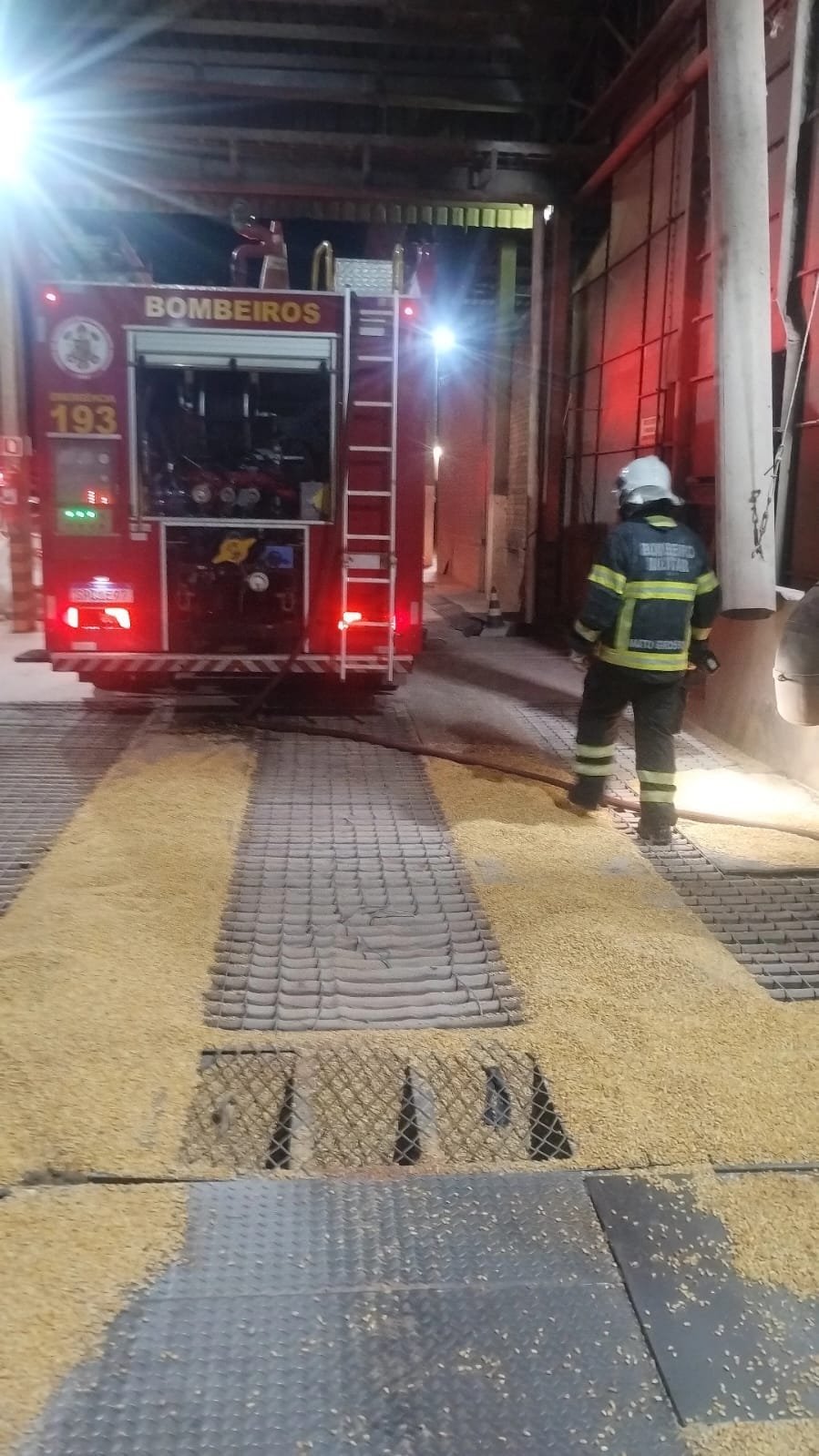Incêndio em silo de armazenamento de grãos é controlado na BR-163 em Lucas do Rio Verde