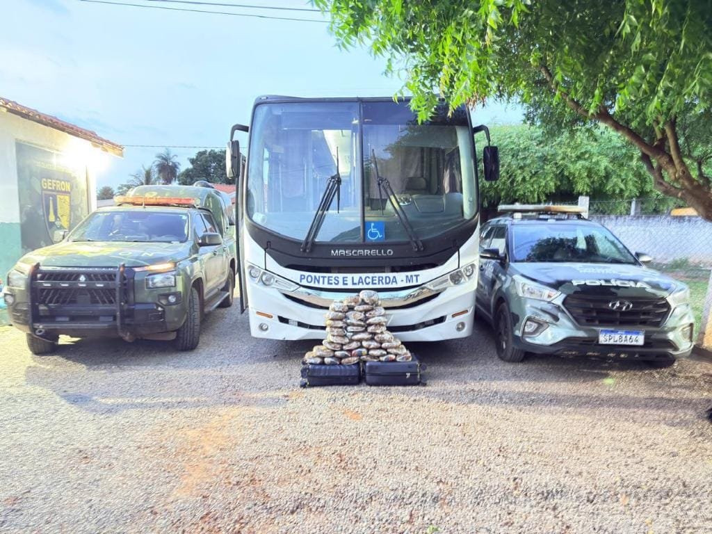 PM e Gefron apreendem 31 tabletes de droga em ônibus da prefeitura em Mato Grosso