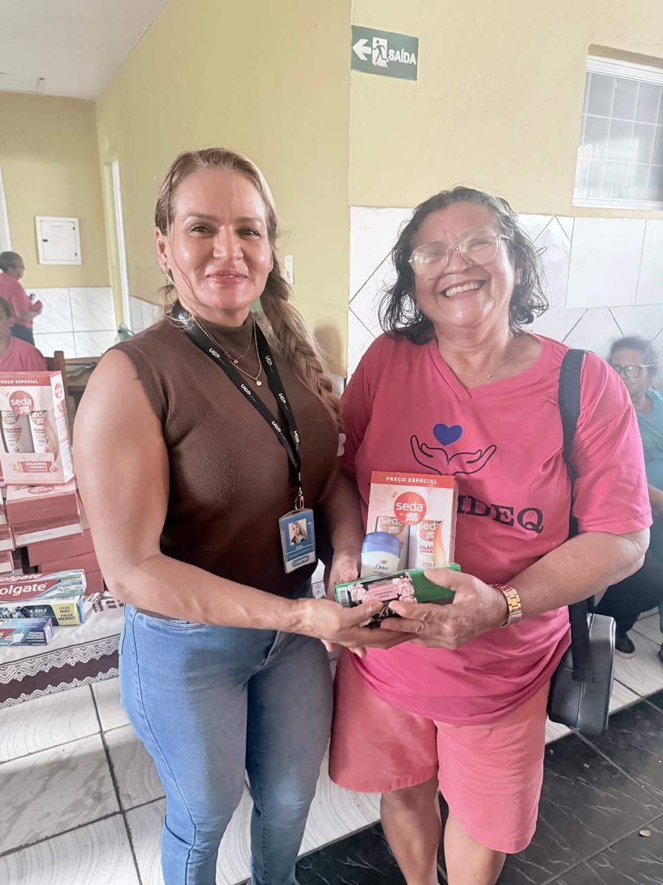 Comper realiza doação de kits de higiene pessoal para instituição de acolhimento a mulheres em recuperação