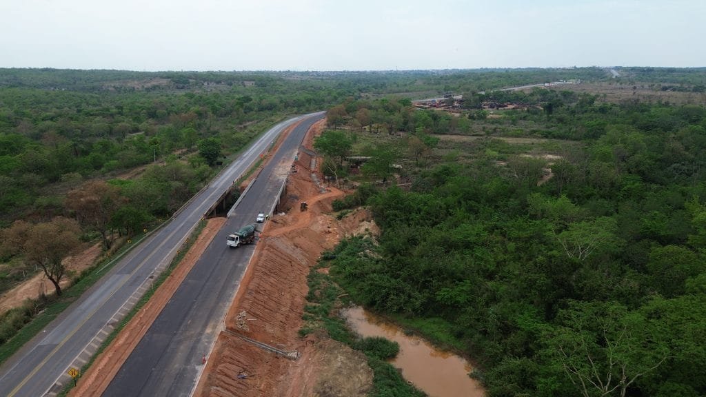 BR-364 entre Várzea Grande e Acorizal tem bloqueio total para instalação de vigas da nova ponte