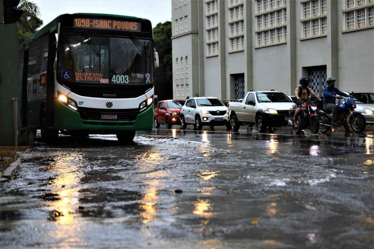 Cuiabá enfrenta novas chuvas e ventos de até 100 km/h nesta sexta-feira: Defesa Civil alerta população
