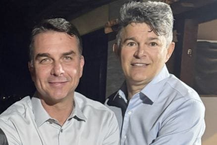 Flávio Bolsonaro reafirma apoio a Medeiros para o Senado e não menciona Janaina Riva em live