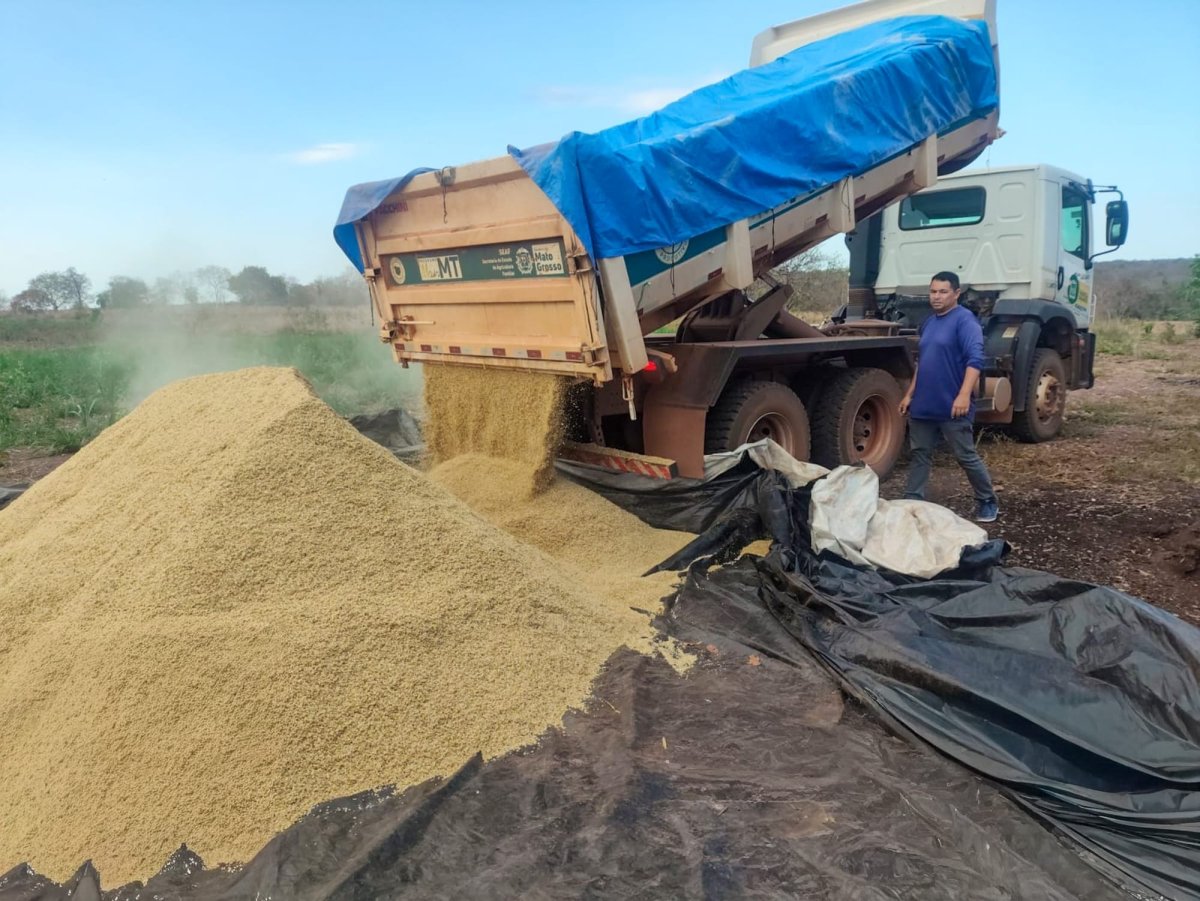 Prefeitura de Várzea Grande distribui 3,6 toneladas de casquinha de soja para agricultores familiares