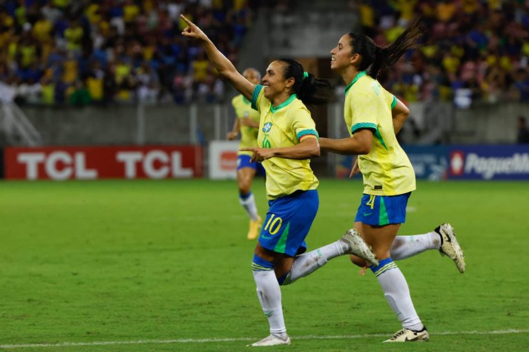 No ‘compasso do frevo’, Brasil goleia Jamaica com dois de Marta e leva torcida pernambucana ao delírio