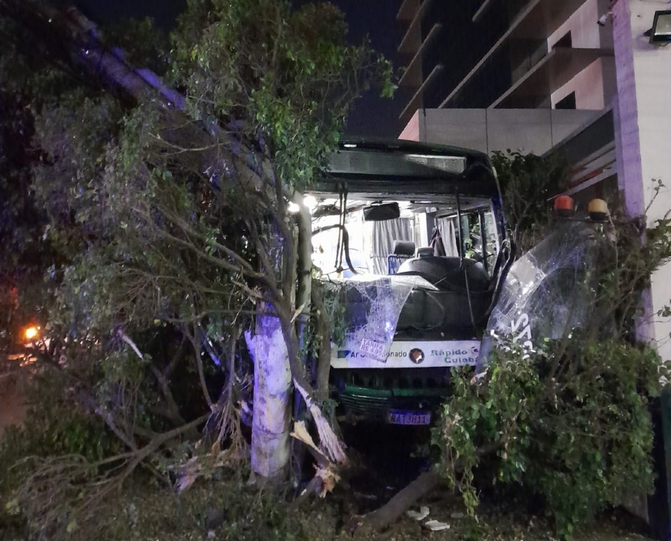 Ônibus bate em poste na Avenida do CPA e deixa quase 4 mil casas sem energia