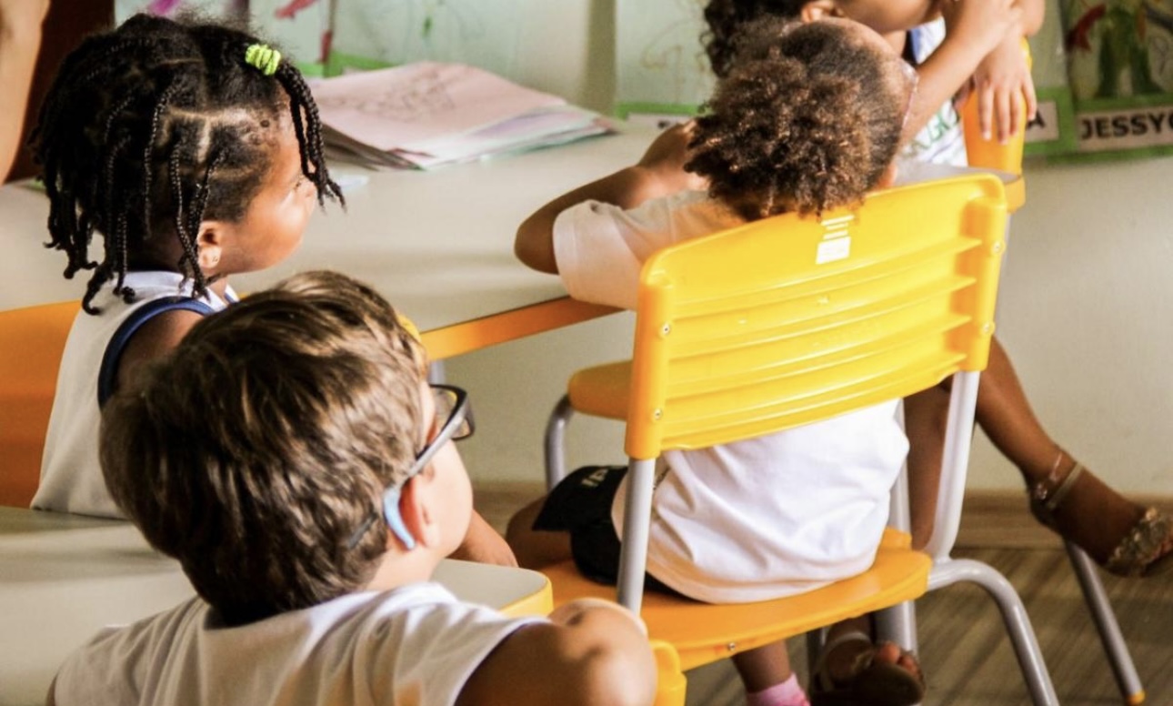 Pais reclamam de banheiro com câmeras e sem portas em cabines em escolinha