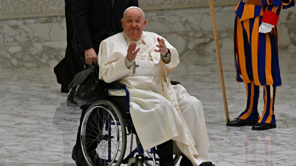 Papa Francisco aparecerá em público na Páscoa, diz Vaticano