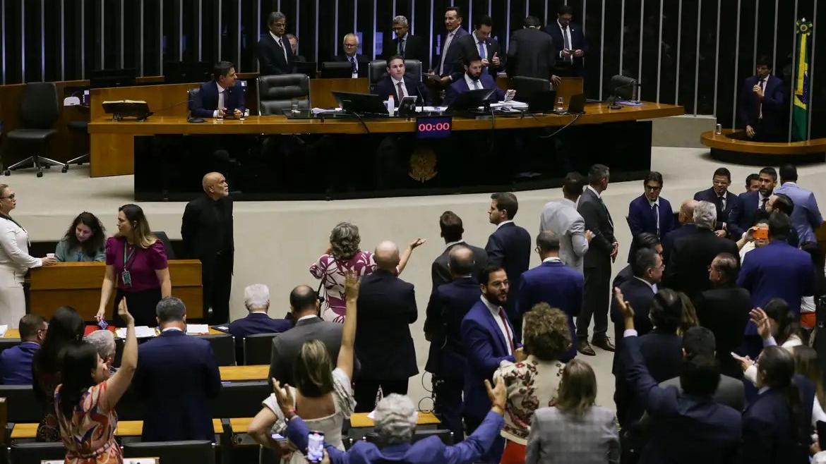 Por 311 a 163, Câmara dos Deputados aprova urgência para projeto de anistia a golpistas