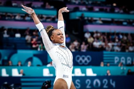 Rebeca bate Biles, leva ouro e vira a maior medalhista do Brasil