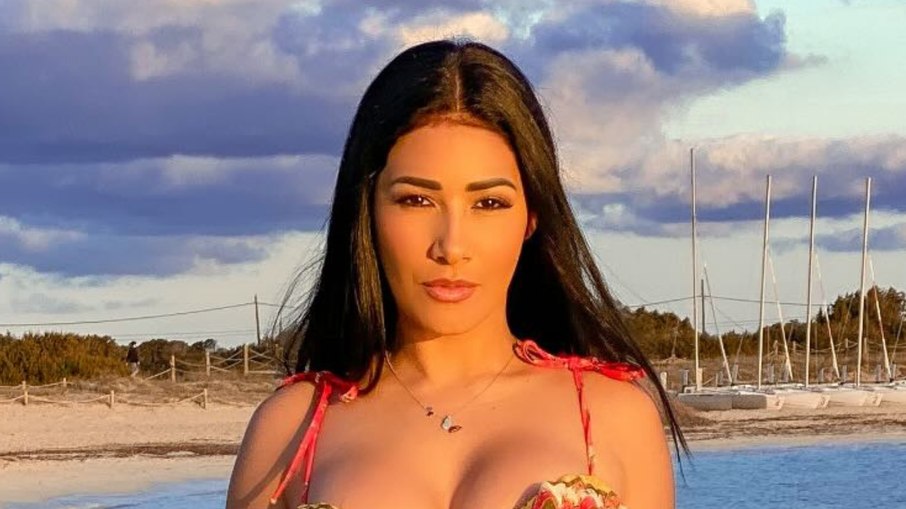 Simaria publica foto íntima por engano e apaga em seguida; veja