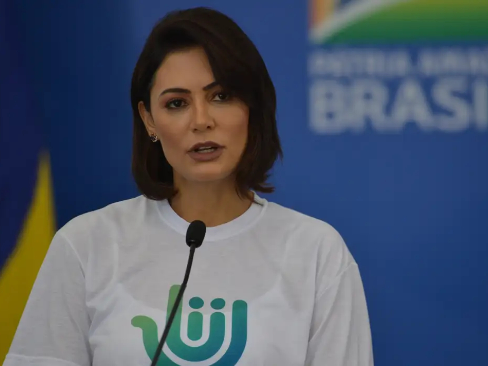 ‘Tem que perguntar para o Flávio’, diz Michelle sobre crise com áudios de senador a Vorcaro
