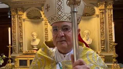 Vaticano excomunga arcebispo italiano ultraconservador por rejeitar autoridade do papa Francisco
