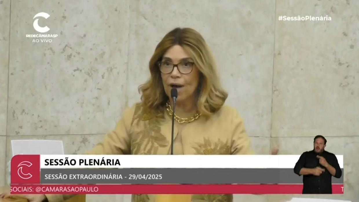 Vereadora de SP é vaiada e reage dizendo que 'mulher branca, bonita e rica incomoda'