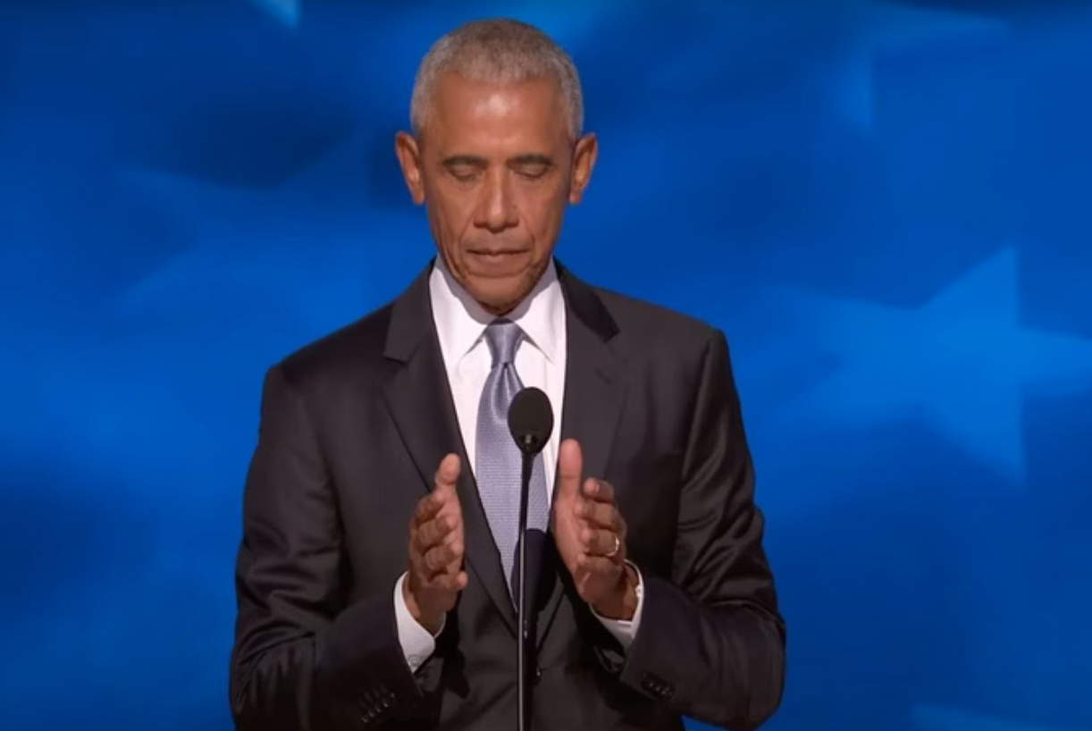 Vídeo: Obama faz gesto e diz que Trump tem obsessão com “tamanho”